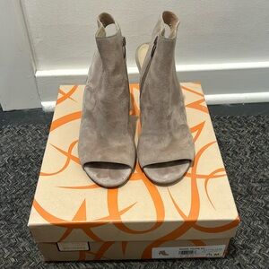 Via Spiga suede heel with zipper sides